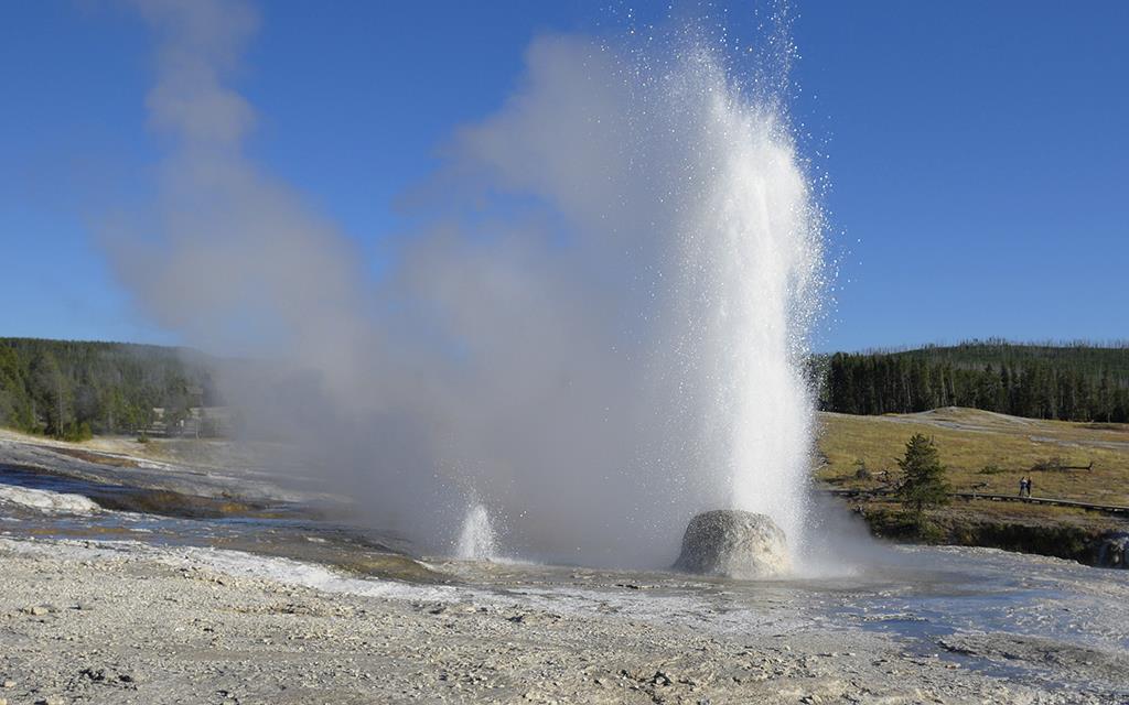 Beehive-Geyser-01