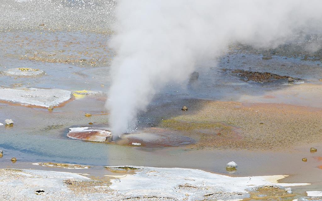 Norris-Geyser-Basin-01