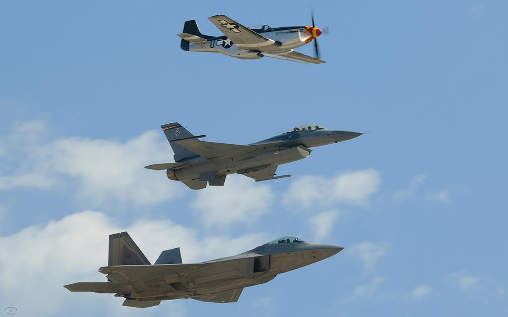 Heritage Flight FA-22 Raptor F-16 Fighting Falcon P-51 Mustang-02