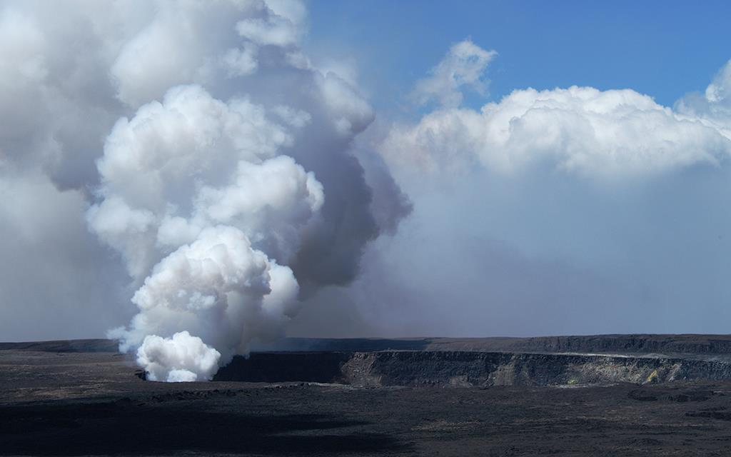 1-Volcano Halema uma u Crater-01