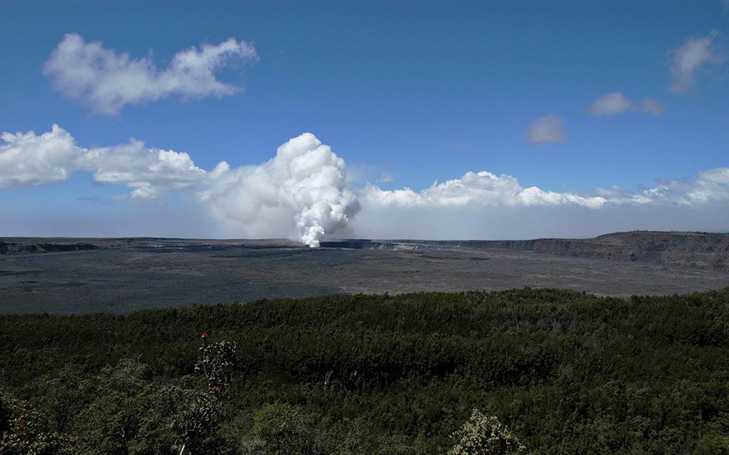 1-Volcano Halema uma u Crater-02